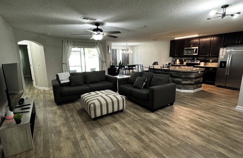 Northside Casa | Spacious 4BR-3 Full bath- JAX Airport- RIVERCITY - BEACHES center spot.