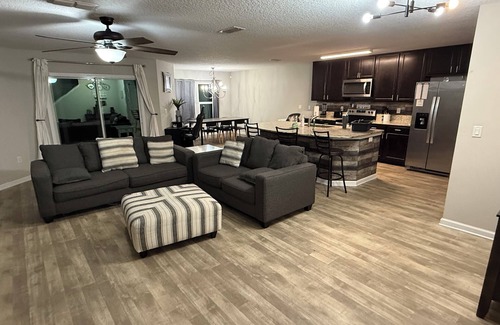 Northside Casa | Spacious 4BR-3 Full bath- JAX Airport- RIVERCITY - BEACHES center spot.