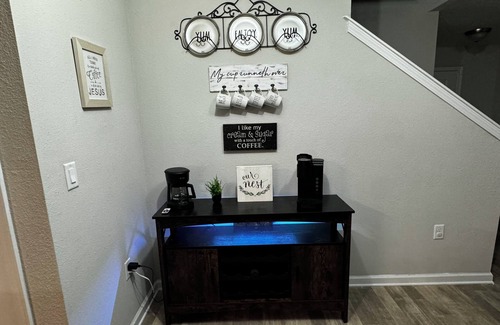 Northside Casa | Spacious 4BR-3 Full bath- JAX Airport- RIVERCITY - BEACHES center spot.
