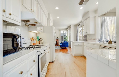 Tennyson - Alquire Casa | Spacious 4BR 3BA | King Bed | Private Yard | SF Bay Area