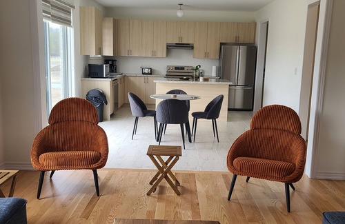 Wasaga Beach Casa | Spacious 4BR 7 mins from beach – perfect for family living, game room & parking