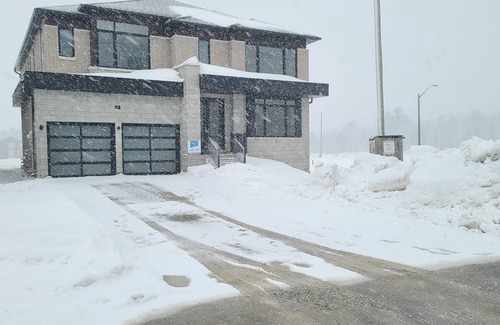 Wasaga Beach Casa | Spacious 4BR 7 mins from beach – perfect for family living, game room & parking