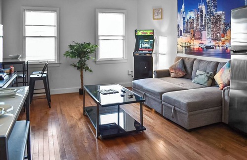 Newark Casa | Spacious 4BR / Arcade & Games / LuxCafe / 2 King Beds / 30min to NYC