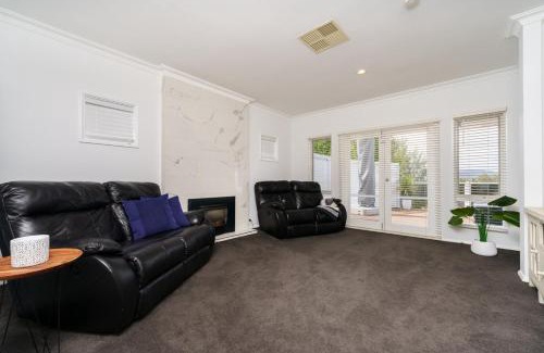 Fadden Casa | Spacious 4BR Comfort and Convenience in Fadden - Hosted by Canstay