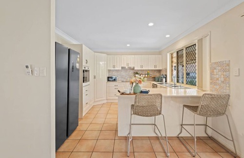 Capalaba Apartamento | Spacious 4BR Family Home in Capalaba | Local Charm