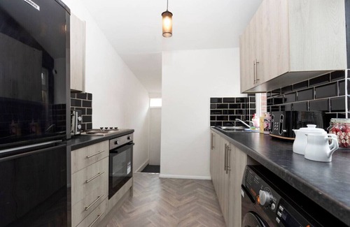 Gateshead Casa | Spacious 4BR Home in Gateshead Sleeps 7 w/Parking