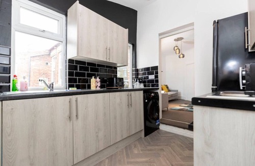 Gateshead Casa | Spacious 4BR Home in Gateshead Sleeps 7 w/Parking