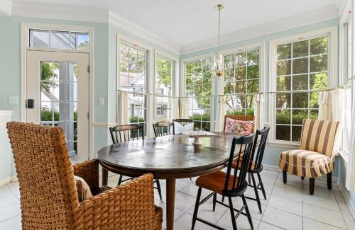 Bayside Casa | Spacious 4BR Home Pools Bikes Balcony
