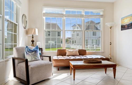 Bayside Casa | Spacious 4BR Home Pools Bikes Balcony