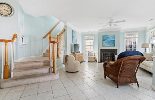 Bayside Casa | Spacious 4BR Home Pools Bikes Balcony