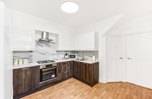 Clapton Apartamento | Spacious 4BR Home with Garden Close to Transport