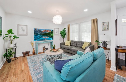 Yorkshire Casa | Spacious 4BR House- EV Charger- Close to UD