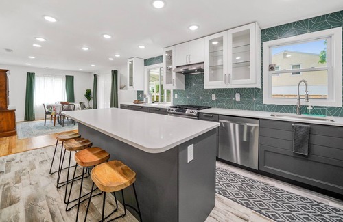 Yorkshire Casa | Spacious 4BR House- EV Charger- Close to UD