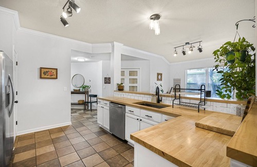Pflugerville Casa | Spacious 4BR house w/ Cowboy Pool, Cold Plunge, Gym, Rock Wall in Pflugerville