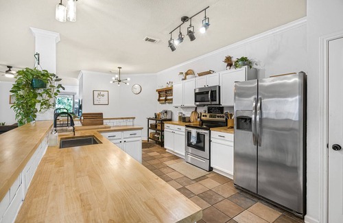 Pflugerville Casa | Spacious 4BR house w/ Cowboy Pool, Cold Plunge, Gym, Rock Wall in Pflugerville