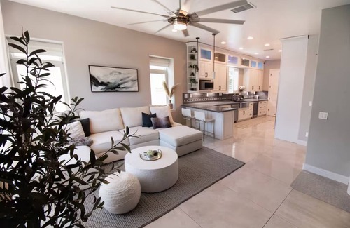 Central Sacramento Casa | Central Sacramento Gem 3BR Walk to Everything!