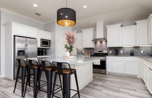 South Side Casa | Spacious 4BR Near Beach - 15 min drive