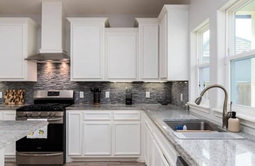 South Side Casa | Spacious 4BR Near Beach - 15 min drive