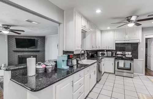 Bedford Casa | Spacious 4BR Near DFW & Stadium