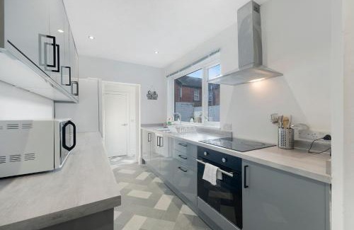 Darlington Casa | Spacious 4BR on Leafield Rd