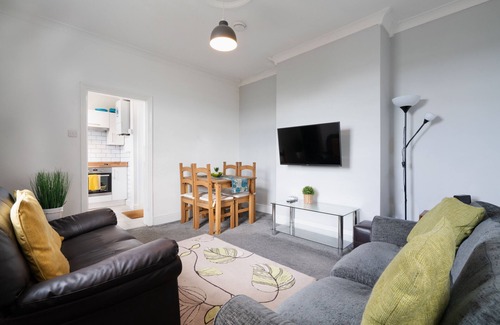 Sheffield Casa | Spacious 4BR, Parking, Near Centre