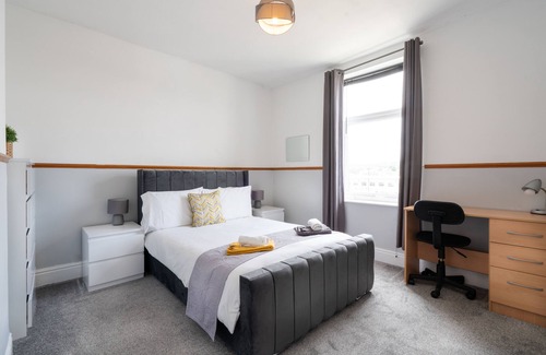 Sheffield Casa | Spacious 4BR, Parking, Near Centre