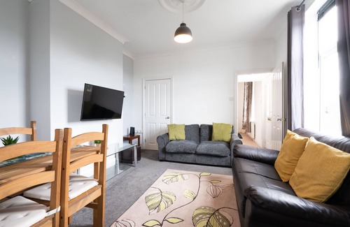 Sheffield Casa | Spacious 4BR, Parking, Near Centre