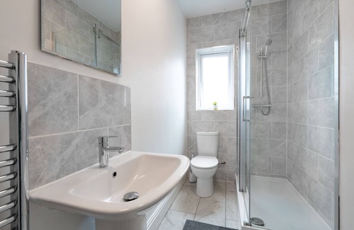 Sheffield Casa | Spacious 4BR, Parking, Near Centre