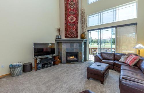 Redmond Casa | Spacious 4BR Private HOT TUB Eagle Crest Resort on Golf Course