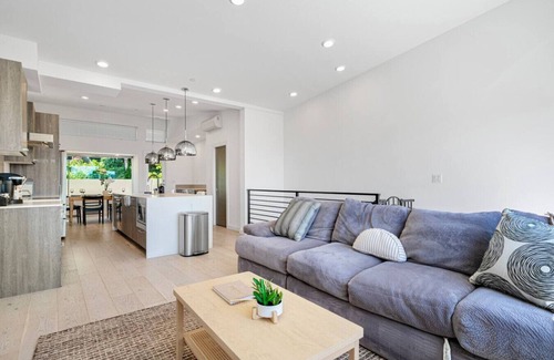 North Beacon Hill Casa | Spacious 4BR Retreat | Deck & Grill | Close to DT
