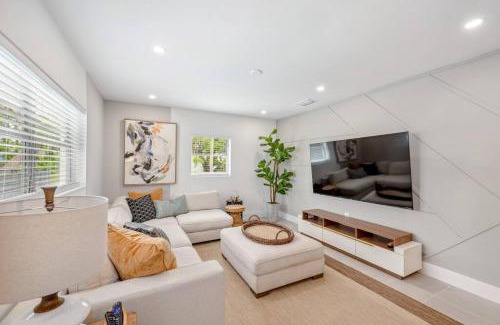 Cutler Bay Casa | Spacious 4BR Waterfront Home with Private Pool, Tiki Hut & Free Parking near Miami & Key Largo