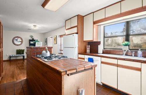 Mid City South Casa | Spacious 4K Beds in Town Center | Fenced Yard!