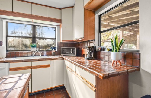 Mid City South Casa | Spacious 4K Beds in Town Center | Fenced Yard!