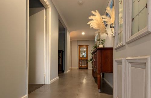 Vasse Casa | Spacious 4x2 Southwest Gem Perfect for Two Families, Steps from Top Attractions with Fun Spaces for Kids, separate areas for Adults and Big Savings