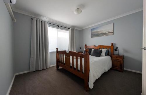 Vasse Casa | Spacious 4x2 Southwest Gem Perfect for Two Families, Steps from Top Attractions with Fun Spaces for Kids, separate areas for Adults and Big Savings