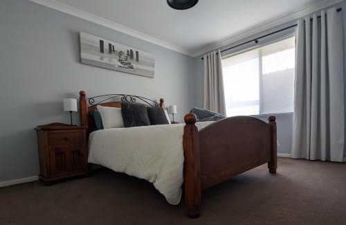 Vasse Casa | Spacious 4x2 Southwest Gem Perfect for Two Families, Steps from Top Attractions with Fun Spaces for Kids, separate areas for Adults and Big Savings