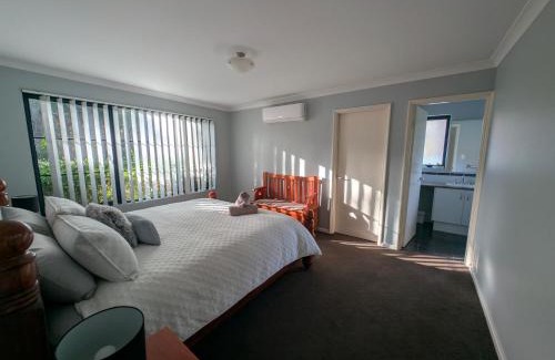 Vasse Casa | Spacious 4x2 Southwest Gem Perfect for Two Families, Steps from Top Attractions with Fun Spaces for Kids, separate areas for Adults and Big Savings