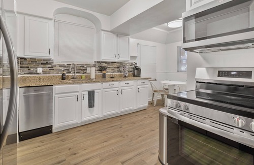 Detroit Casa | Spacious 5-BD Large Group Retreat w/Hot Tub & Fire Pit in heart of Detroit