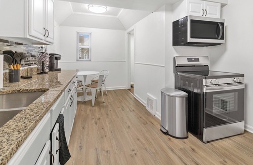 Detroit Casa | Spacious 5-BD Large Group Retreat w/Hot Tub & Fire Pit in heart of Detroit