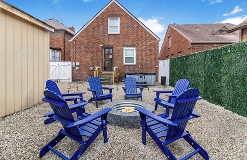 Detroit Casa | Spacious 5-BD Large Group Retreat w/Hot Tub & Fire Pit in heart of Detroit