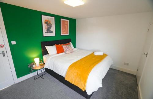 Crawley Casa | Spacious 5 Bed 3 Bath Gatwick House