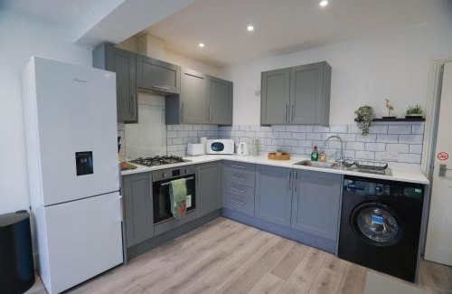Crawley Casa | Spacious 5 Bed 3 Bath Gatwick House