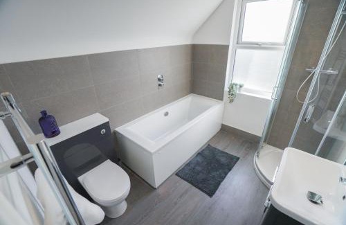 Crawley Casa | Spacious 5 Bed 3 Bath Gatwick House
