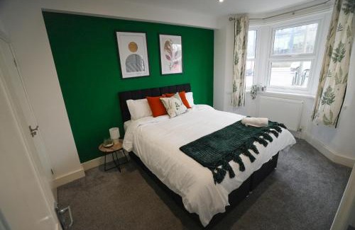 Crawley Casa | Spacious 5 Bed 3 Bath Gatwick House