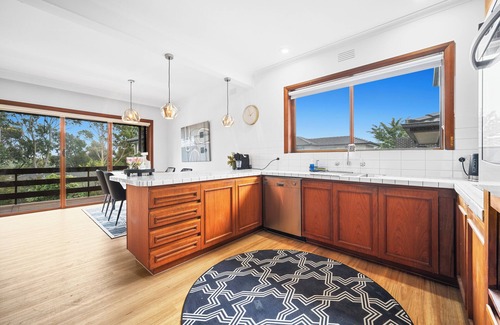 Endeavour Hills Casa | Spacious 5-Bedroom Home & Pool