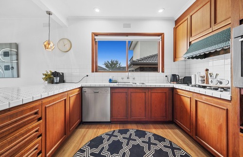 Endeavour Hills Casa | Spacious 5-Bedroom Home & Pool