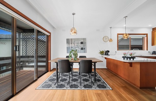 Endeavour Hills Casa | Spacious 5-Bedroom Home & Pool