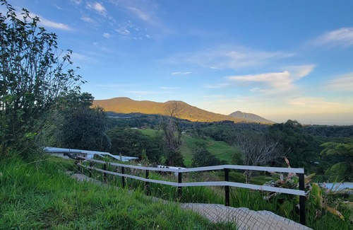 Vara Blanca Otro | Spacious 5-bedroom farmhouse Panoramic Views Poas Volcano and Cloud Rainforest