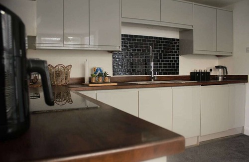 Dunstable Casa | Spacious 5 Bed Home - Near M1, A5, Luton Airport