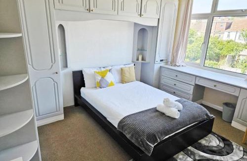 Horfield Casa | Spacious 5-Bed Home with Parking,WiFi & Self Check-In